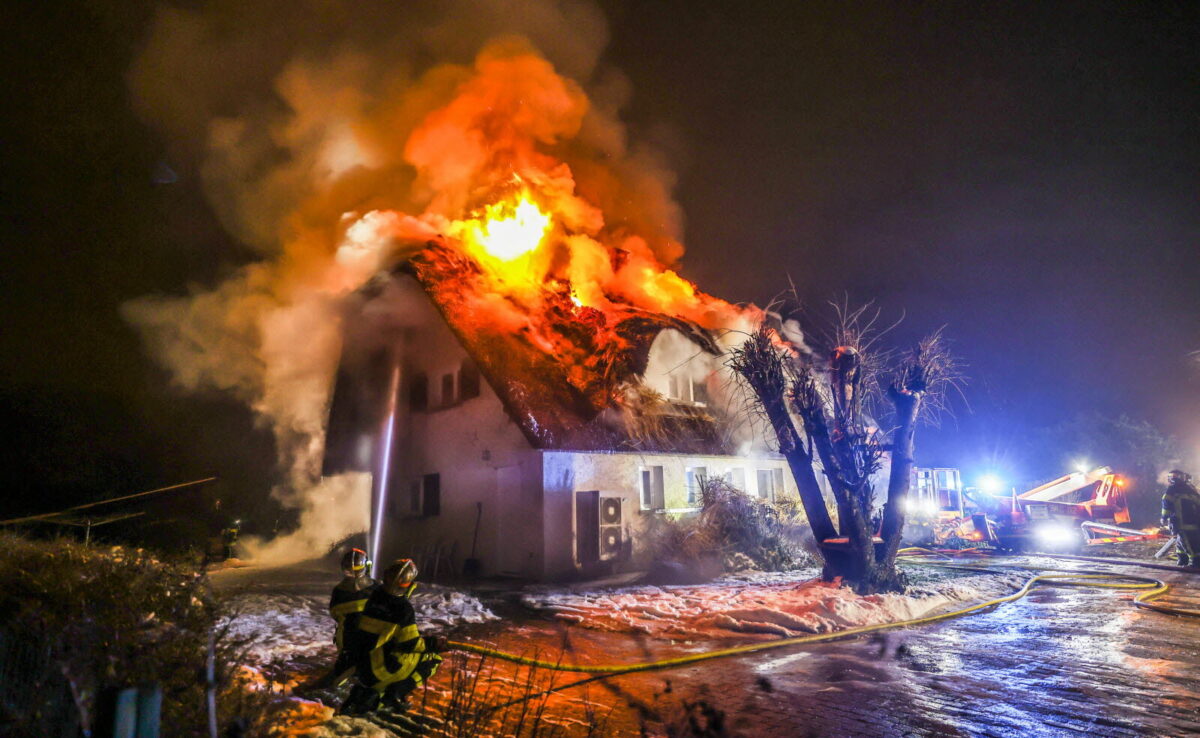les-pompiers-ont-ce-dimanche-soir-combattu-l-incendie-d-une-maison-avec-un-toit-en-chaume-rue-des-ecoles-a-bourguignon-photo-lionel-vadam-1705351939